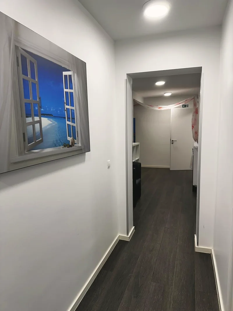 Heller Praxisflur mit Tageslicht